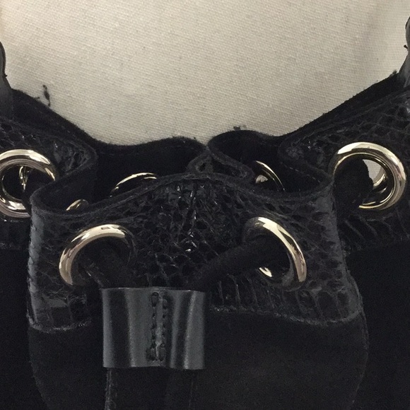 Gorgeous suede crossbody bag by Charles David - Picture 5 of 5